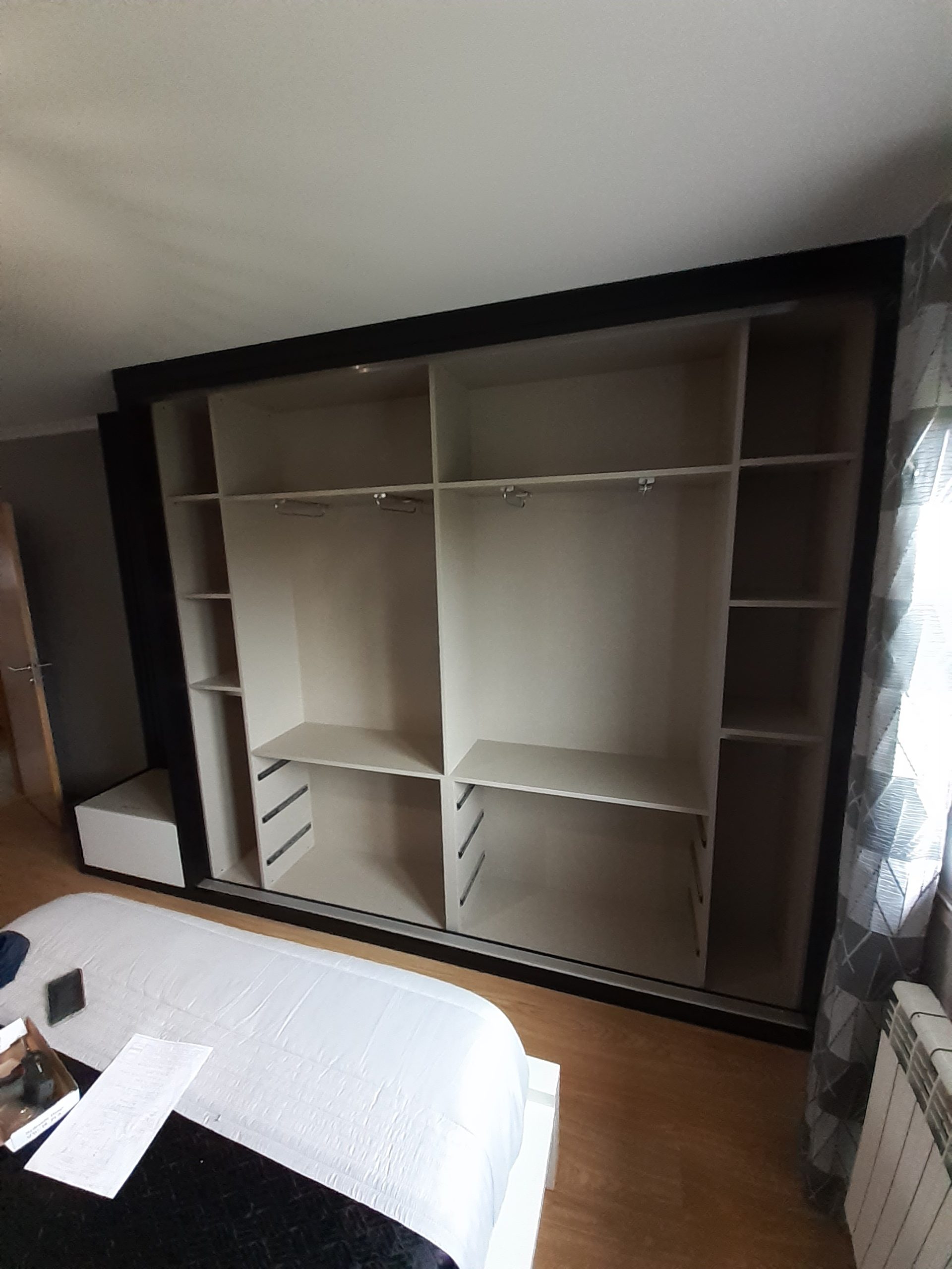 Roupeiros cinzas / escuros