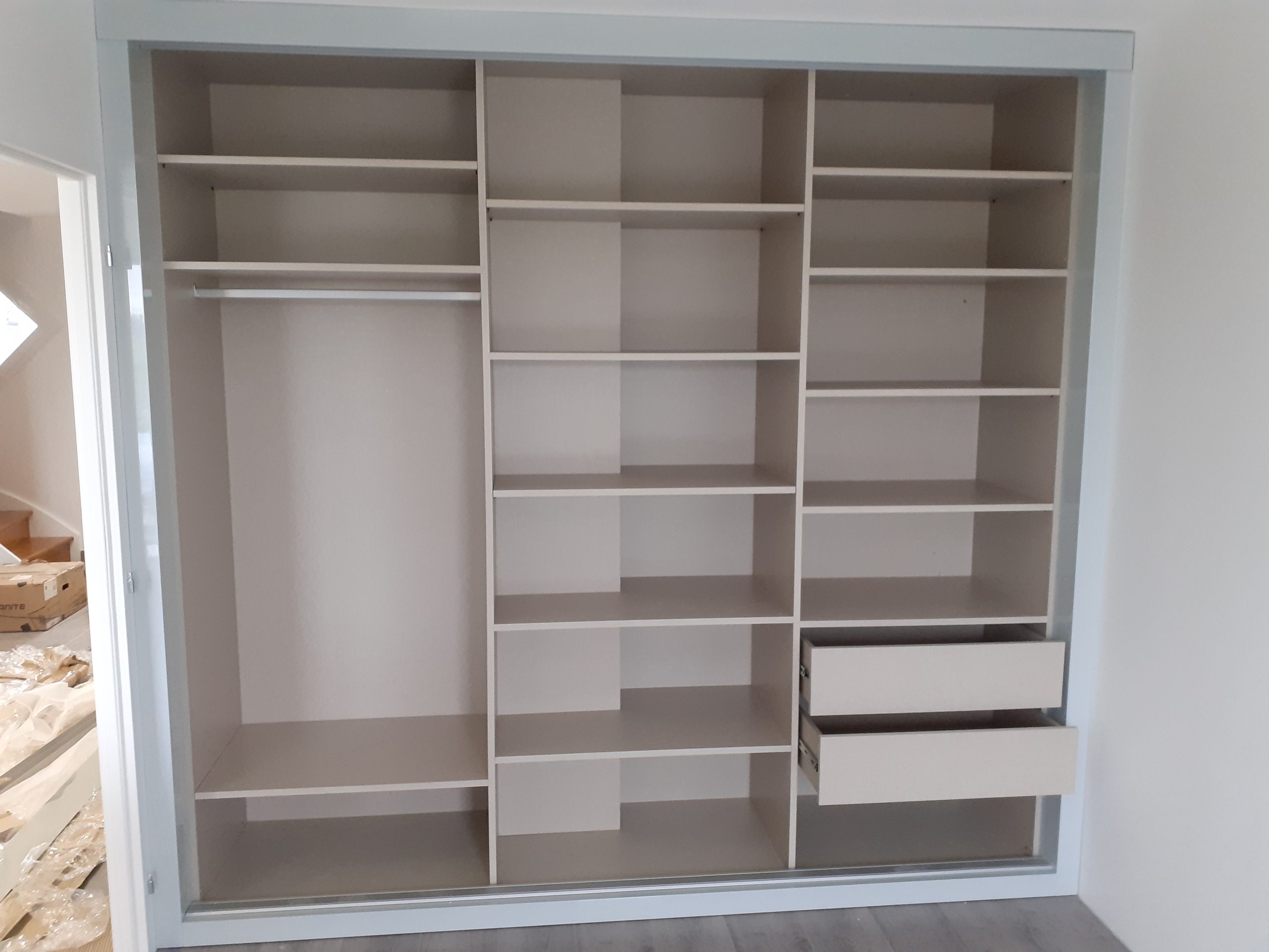 Roupeiros claros / brancos