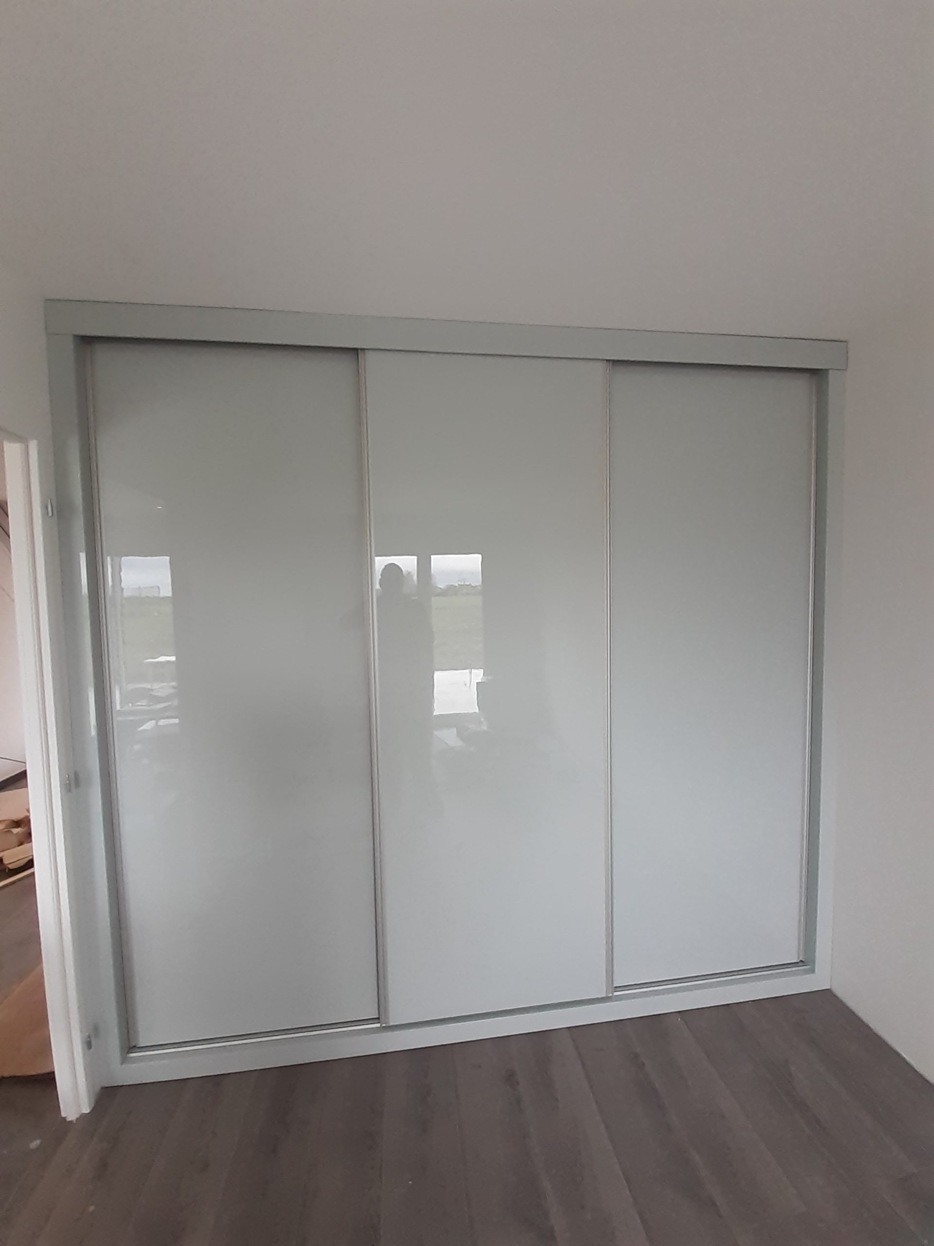 Roupeiros claros / brancos