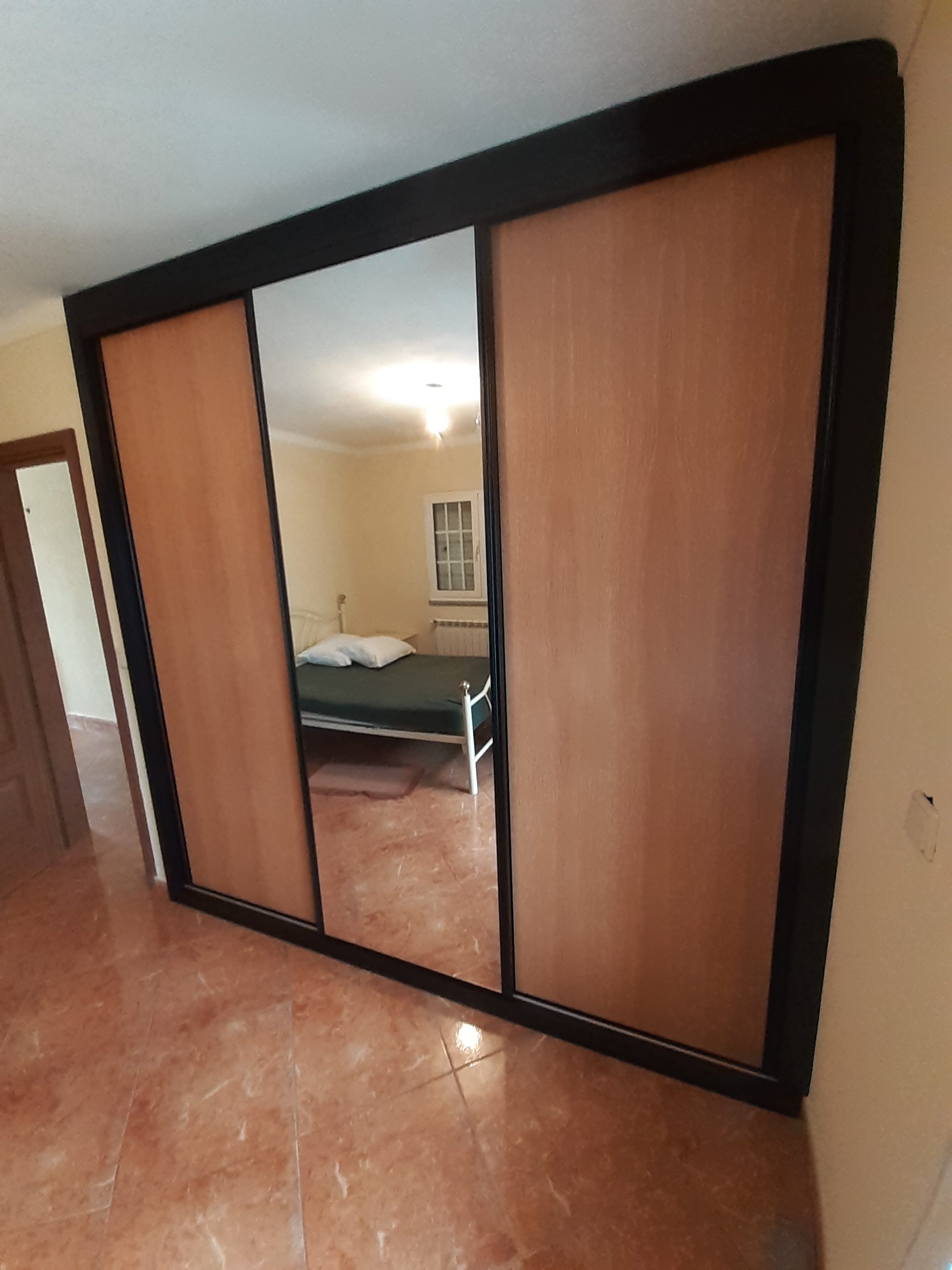 Roupeiros tons de madeira