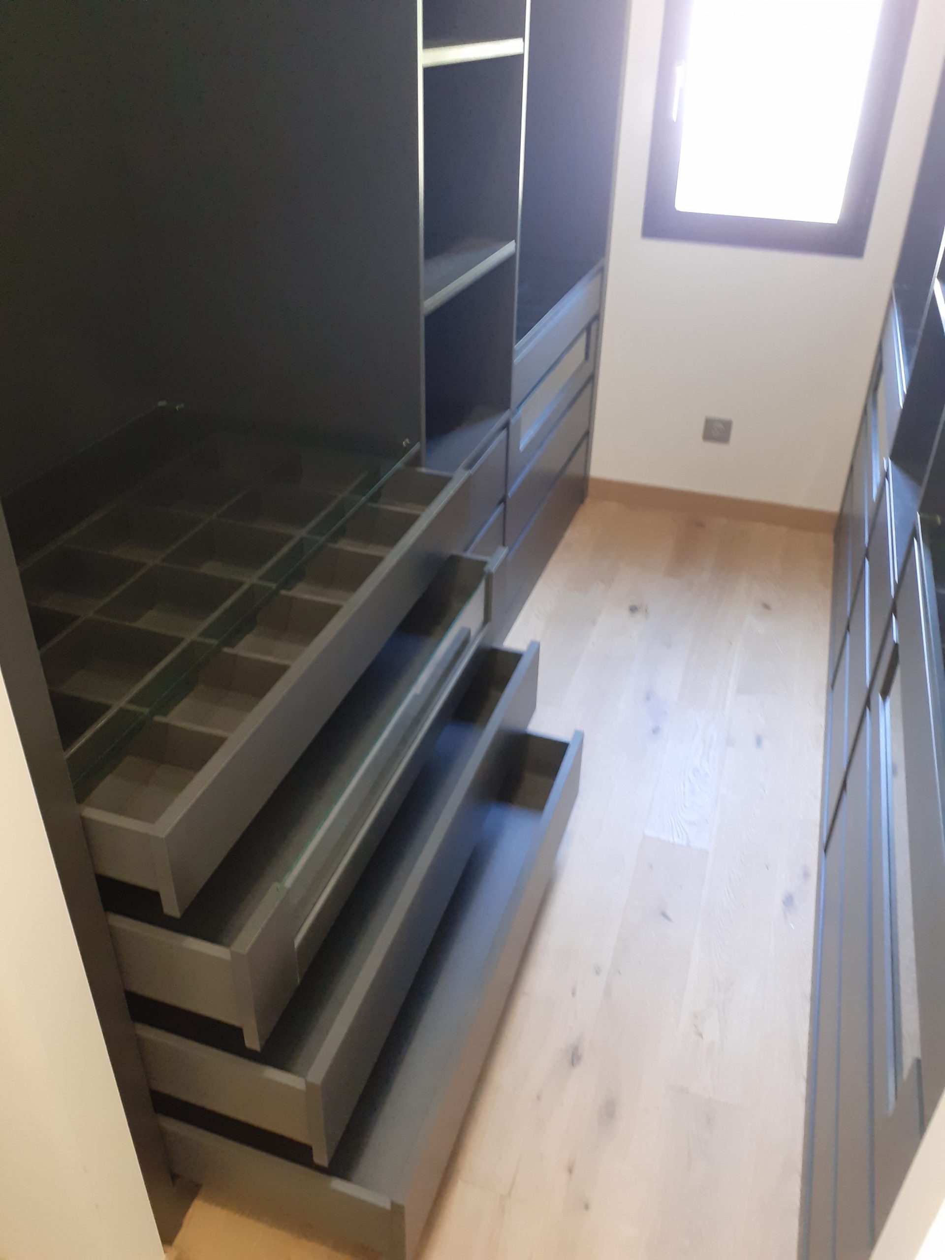 Roupeiros cinzas / escuros