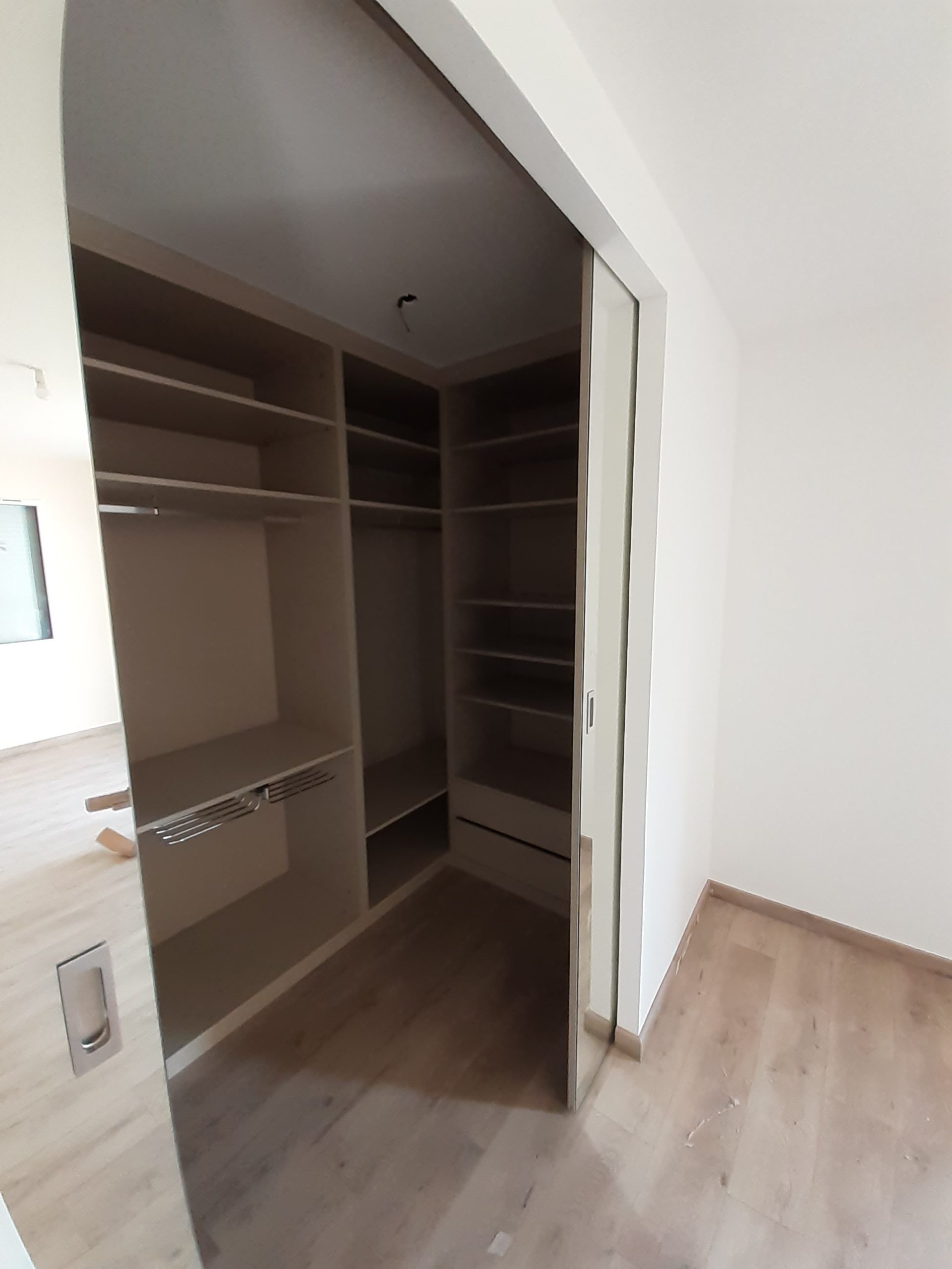 Roupeiros claros / brancos