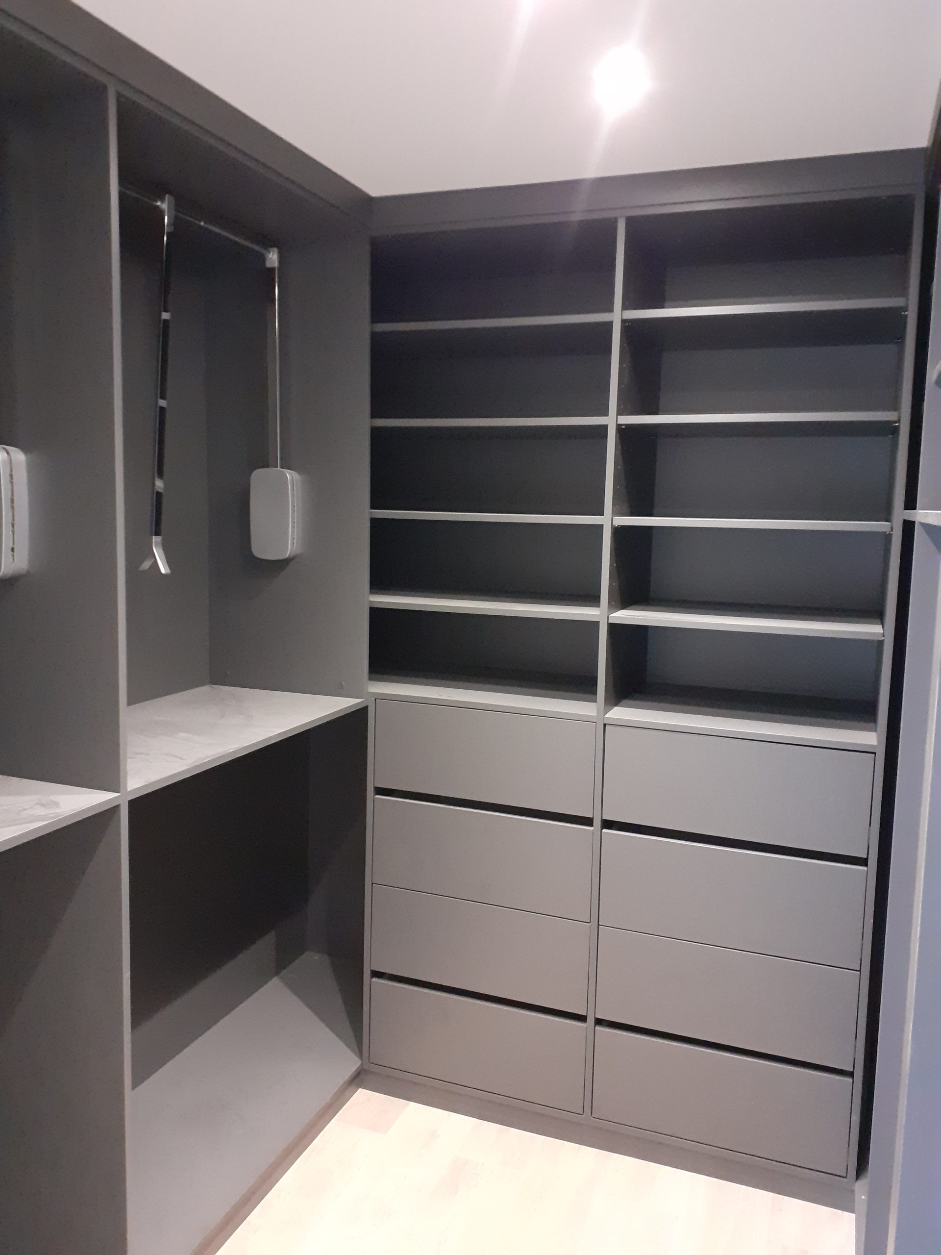 Roupeiros cinzas / escuros