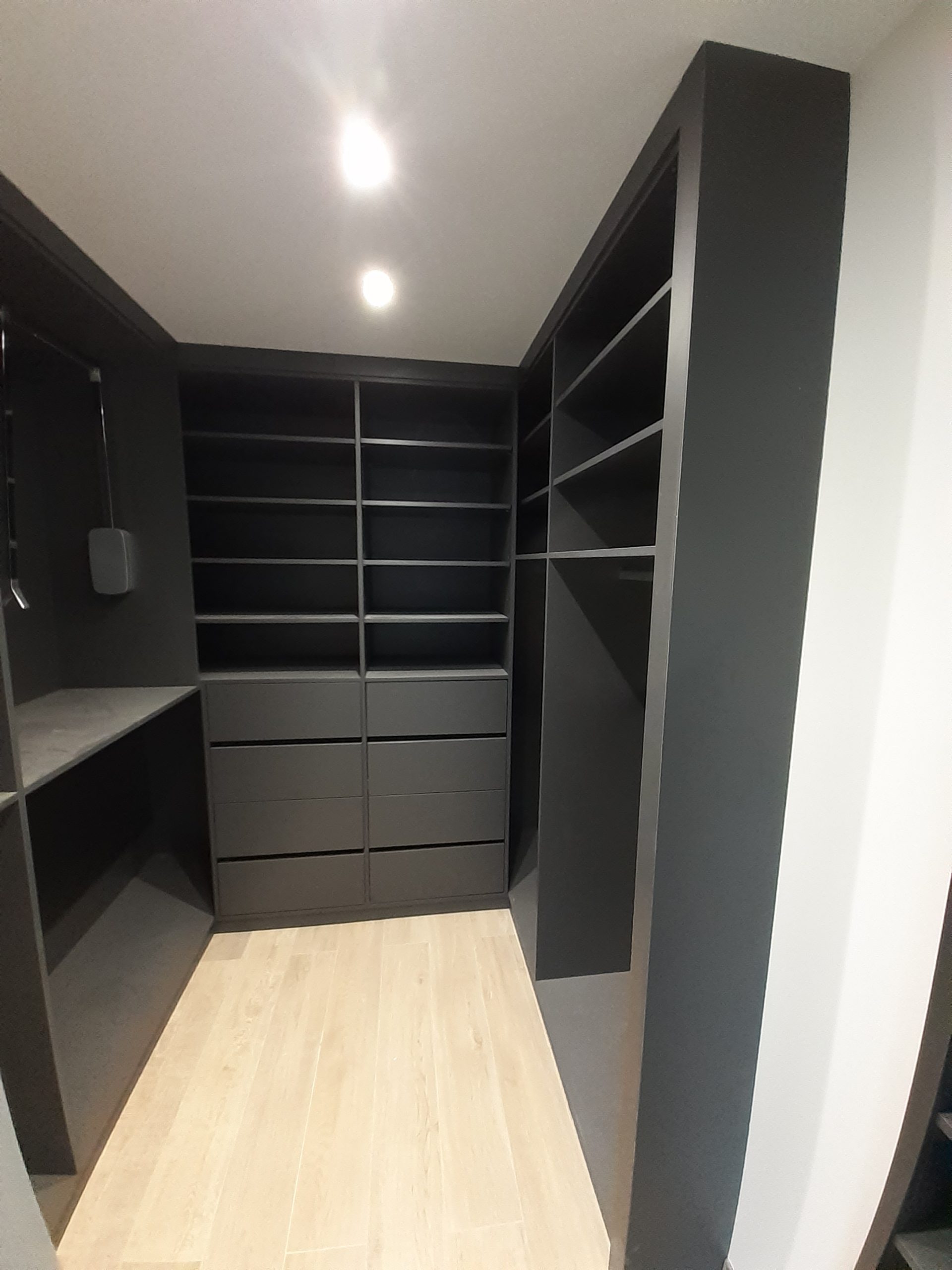 Roupeiros cinzas / escuros