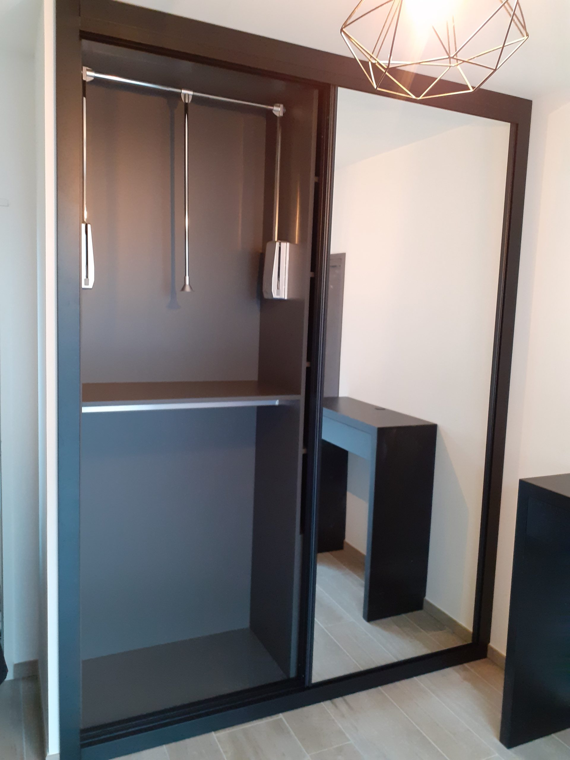 Roupeiros cinzas / escuros