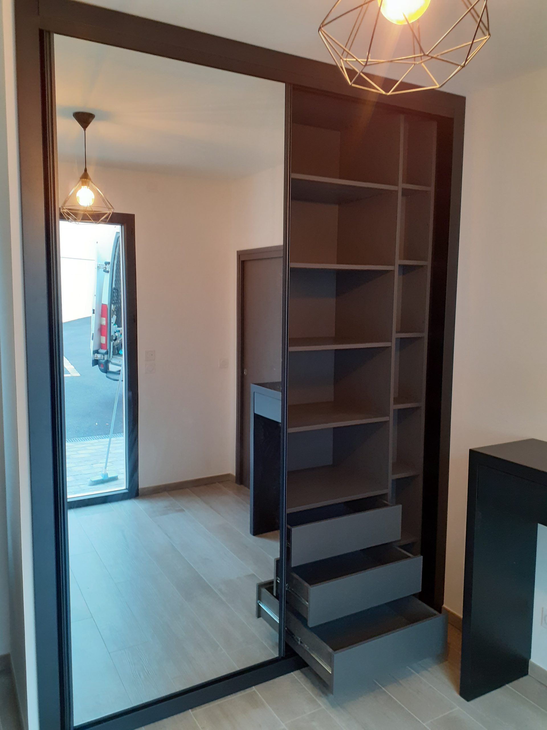 Roupeiros cinzas / escuros