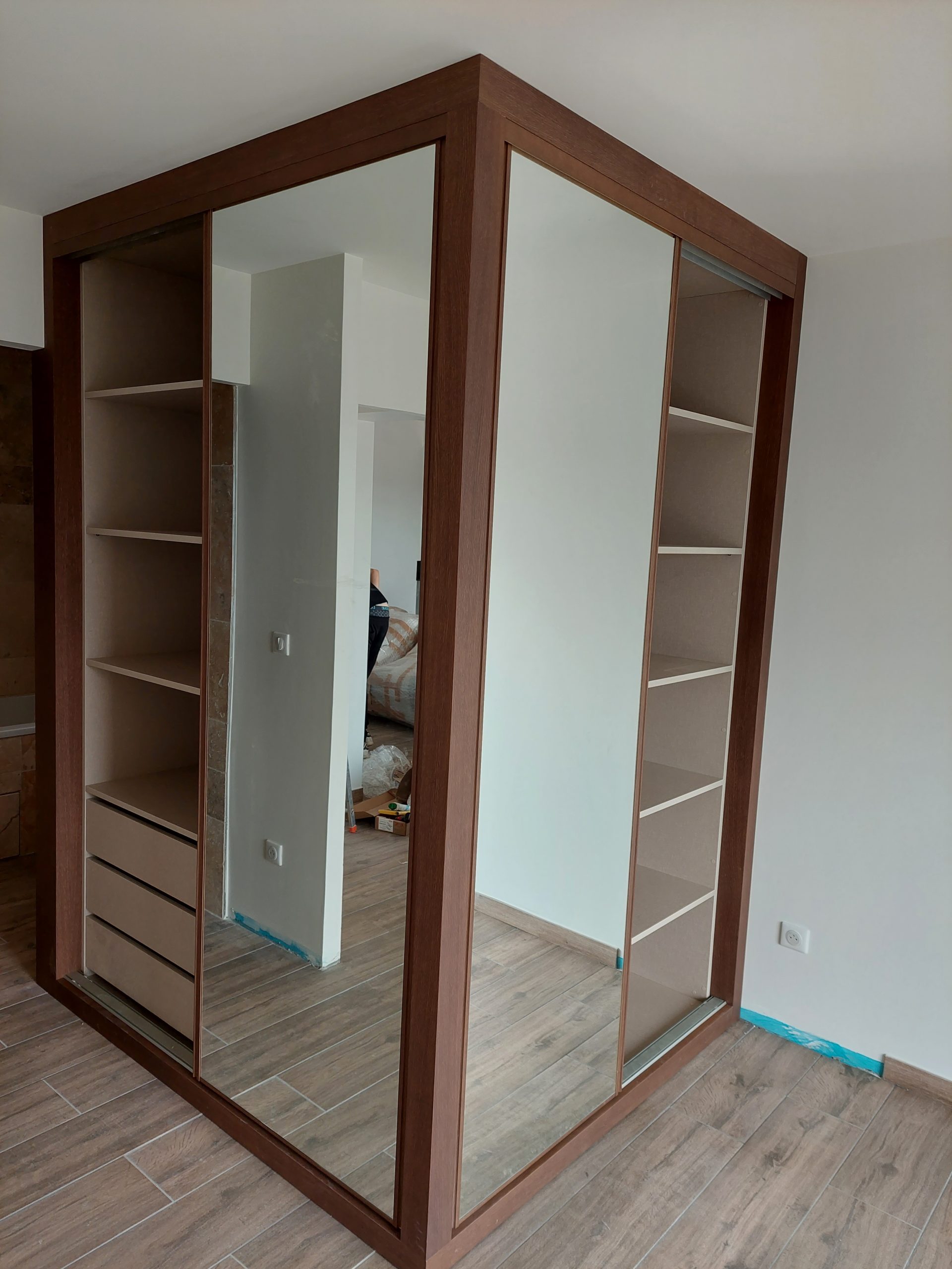 Roupeiros tons de madeira