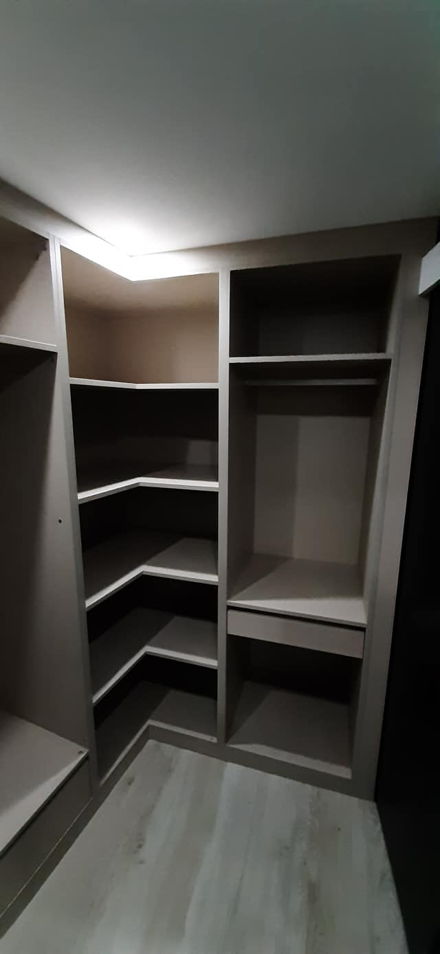 Roupeiros cinzas / escuros