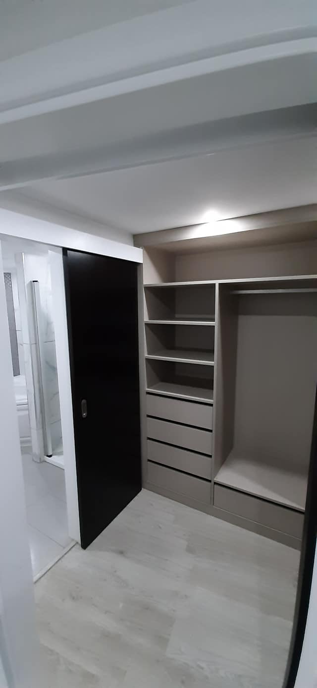 Roupeiros cinzas / escuros