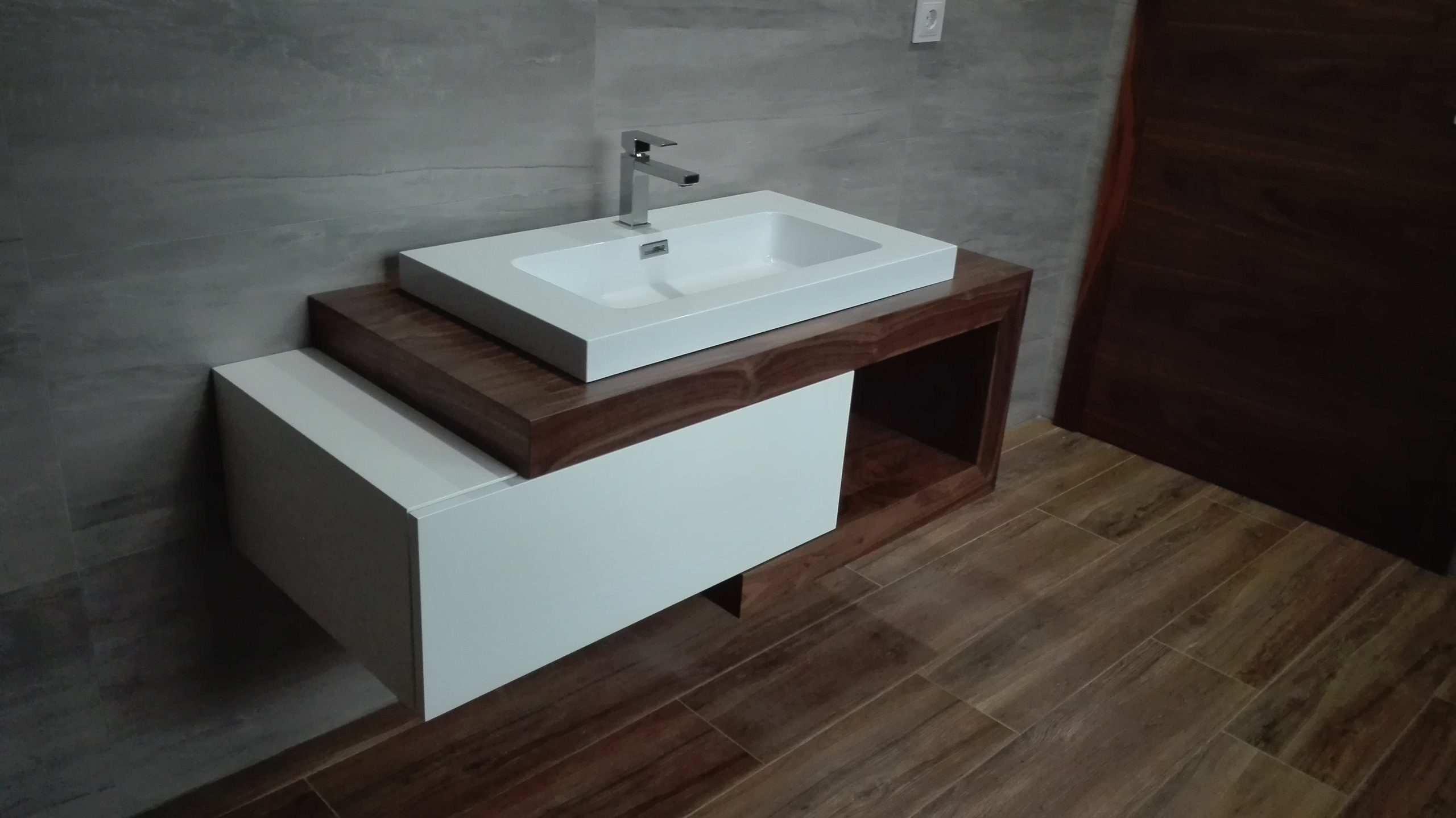 Móveis WC brancos / claros