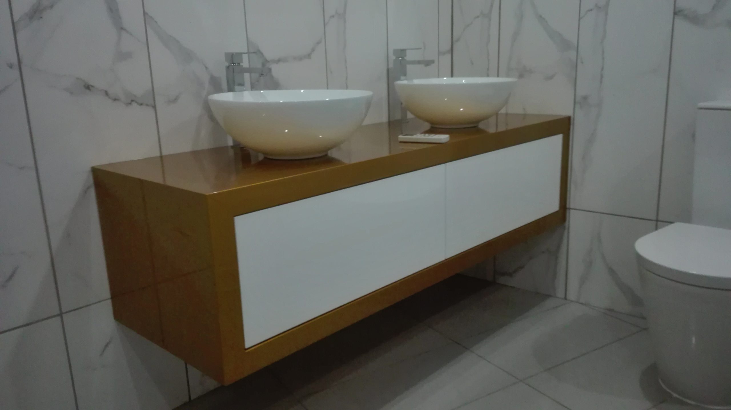 Móveis WC brancos / claros